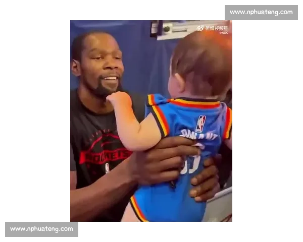 杜兰特与萌娃石头剪子布两连胜,暖心互动萌翻全场 杜兰特与萌娃石头剪子布两连胜,暖心互动萌翻全场