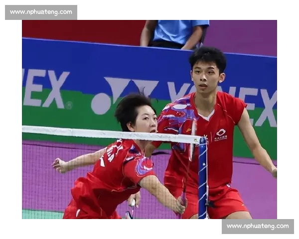 主场优势尽显！观众热情助威，羽毛球健儿乘胜追击！